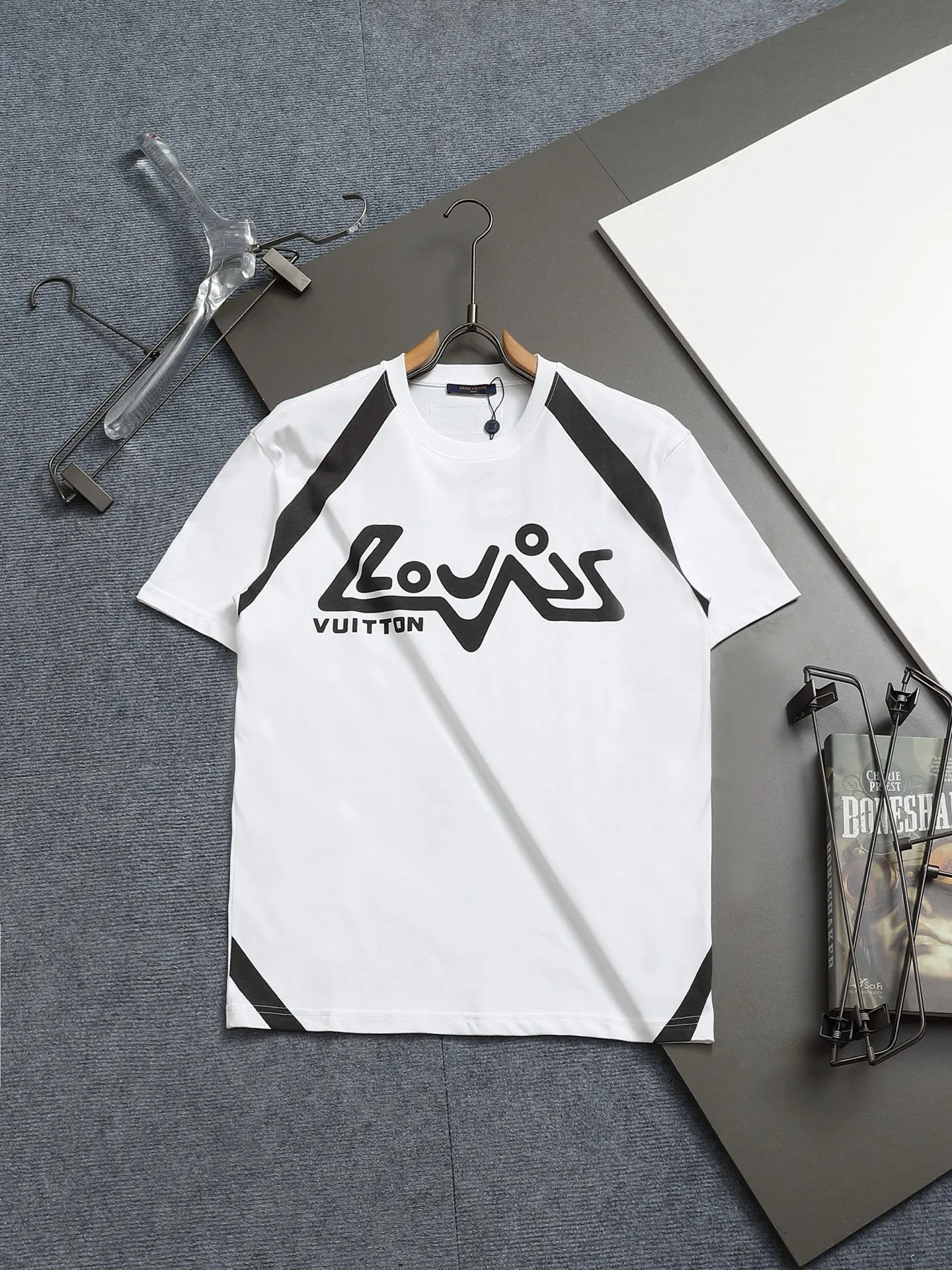 🅿️170 new models are available! 】 Newly upgraded new fabric - high-quality LOUIS V UITTON Louis Vuitton 2025ss latest style leather logo foam round neck short-sleeved T-shirt upper body effect Fabric #300G thick weight double yarn cotton Custom dyeing Threaded neckline is not easy to deform Very comfortable to the touch Super versatile and good-looking short-sleeved Three-label complete Non-market ordinary version Feel free to compare Quality is absolutely guaranteed Same style for men and women Color: Black White Size: XS S M L